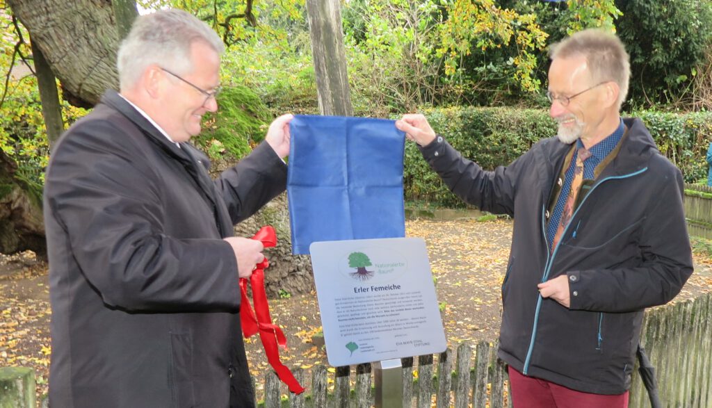 Professor Roloff und Bürgermeister Tesing enthüllen die Tafel