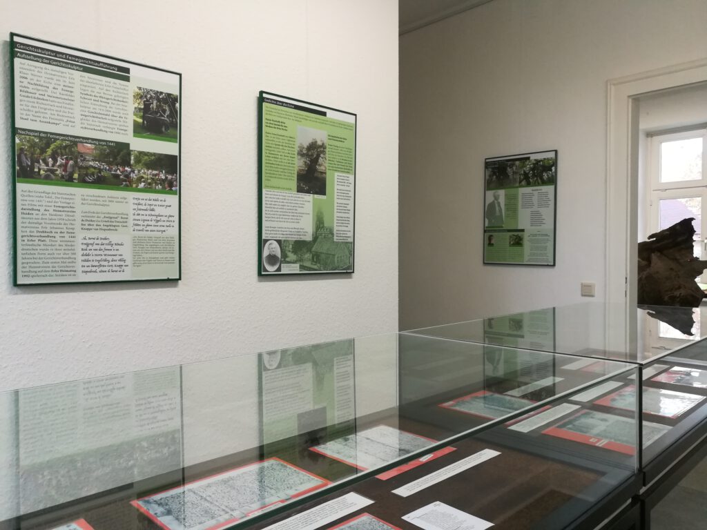 In einer Tischvitrine sind Urkunden über Kaufverträge aus dem 14. - 16. Jahrhundert zusehen, die an der Femeiche abgeschlossen wurden.