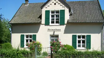Das Heimathaus, ehemaliges Schulgebäude und Polizeiposten, beherbergt heute ein kleines Museum